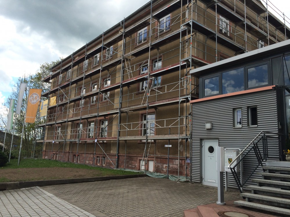 Die Fassade des BVF- und NrEins.de-Gebäudes in Rochlitz wird gestrichen