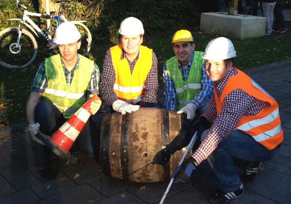 Die Schlänger Markus Drinkuth, Lars Bernet, sowie Ralf und Thomas Hentschel gewannen beim Bierfassrollen in Bad Lippspringe den ersten Preis für das beste Kostüm