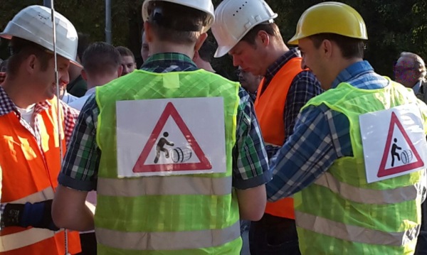 Markus Drinkuth, Lars Bernet, Ralf und Thomas Hentschel gewannen den ersten Preis für das beste Kostüm beim Bierfassrollen in Bad Lippspringe