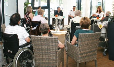 Im Foyer des Seniorenzentrums Lüningshof tauschte sich Bürgermeister Ulrich Knorr mit den Senioren aus