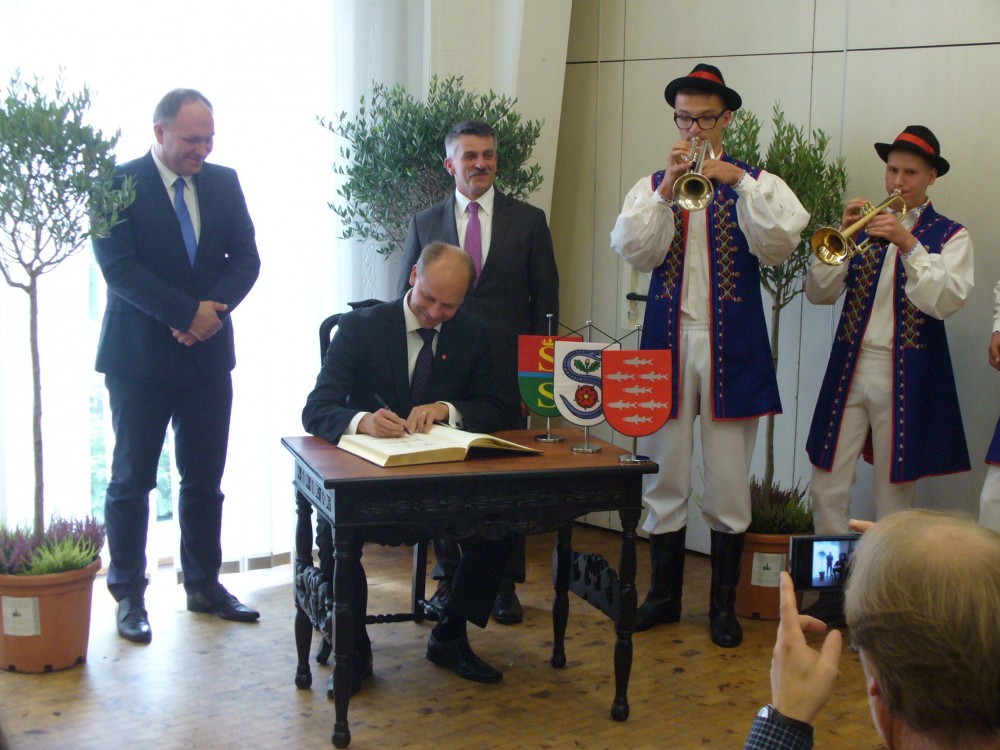 Finnischer Bürgermeister Tomasz Brzoskowski aus Stężyca trägt sich ins goldene Buch der Gemeinde Schlangen ein
