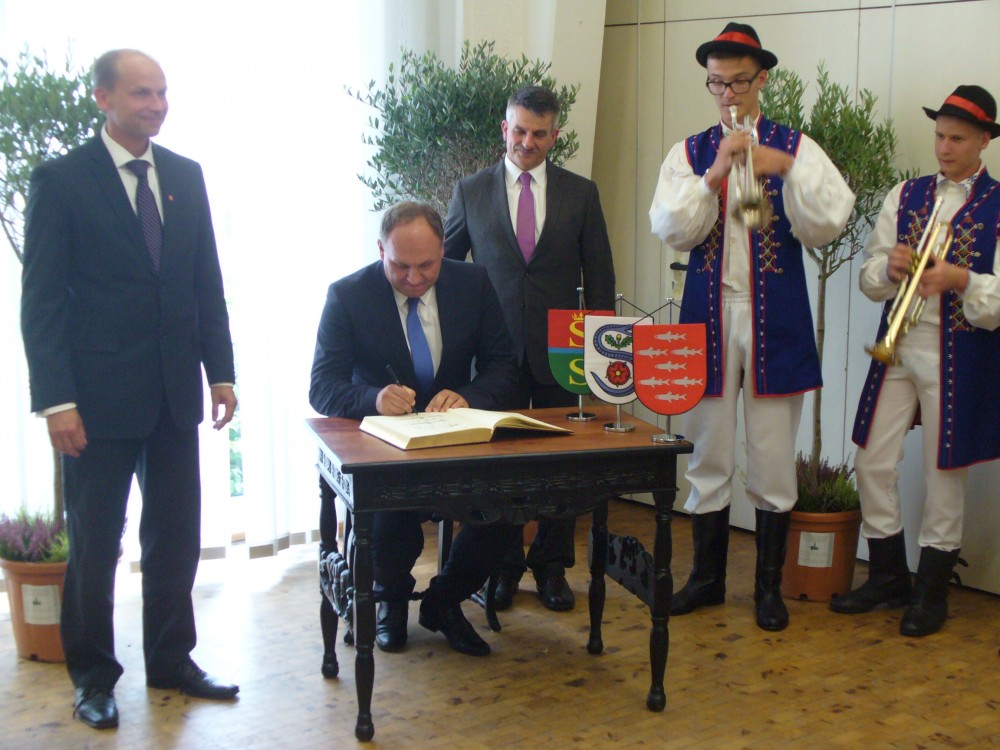 Polnischer Bürgermeister Janne Kinnunen, Stadtdirektor aus Viitasaari, trägt sich ins goldene Buch der Gemeinde Schlangen ein
