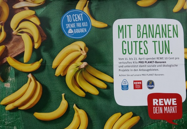 Umweltaktion - Bananen - im REWE Markt Schöttler in Schlangen