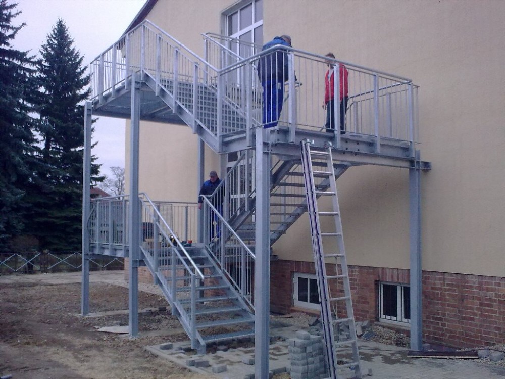 Fluchttreppe aus Metall, gebaut von METAWE Stahlbau M. Wetzig.