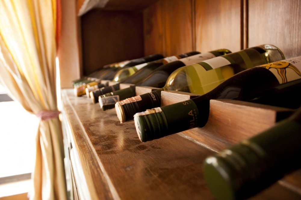 Im umfangreichen Weinkeller findet sich für jeden Geschmack das richtige.