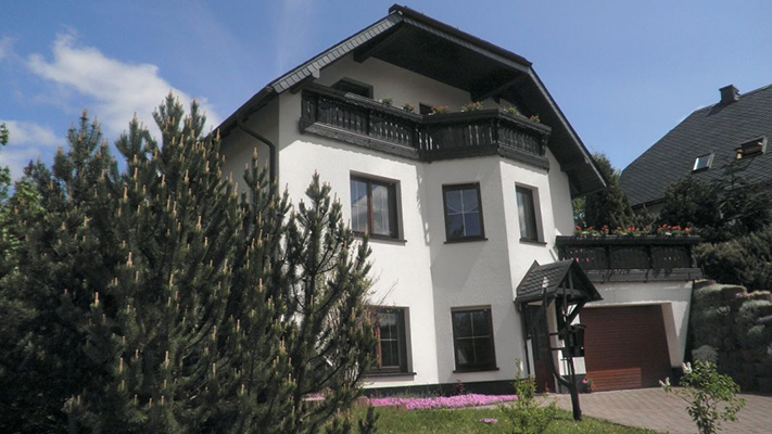 Aussenansicht Haus mit Balkon zu Pension Bergblick