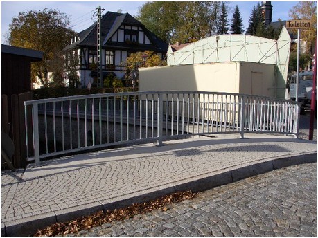 Brückengeländer erstellt auch die Firma Zaun- und Metallbau Schreier.