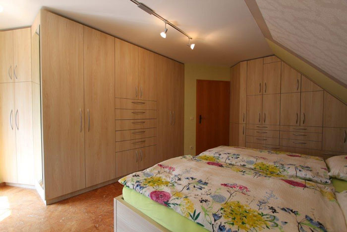 Schränke, Betten, Türen aus der Tischlerei Wollf in Waldheim