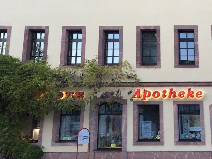Die Einhorn Apotheke in Rochlitz von aussen.