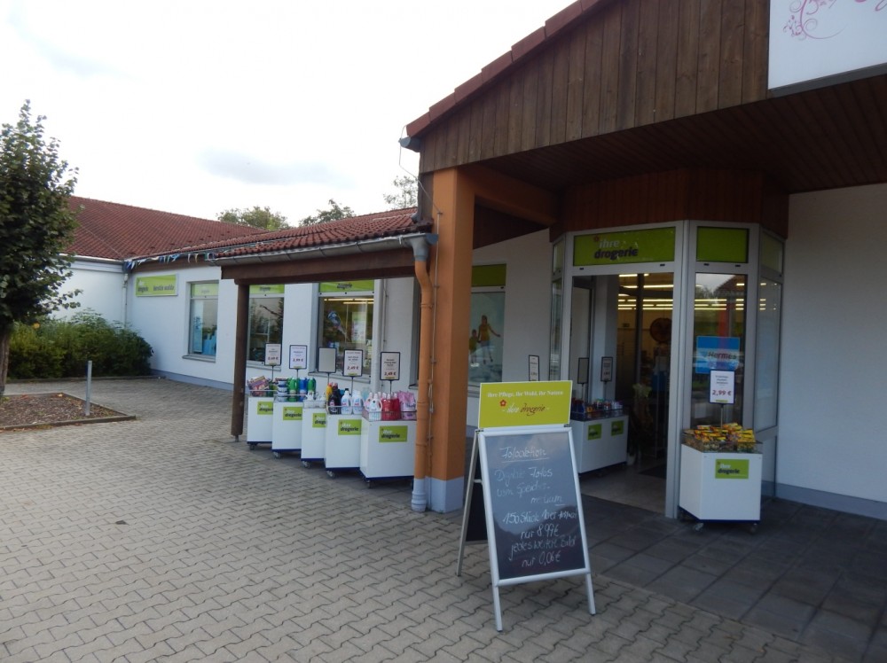 ihre drogerie in Frohburg lädt schon von außen ein.