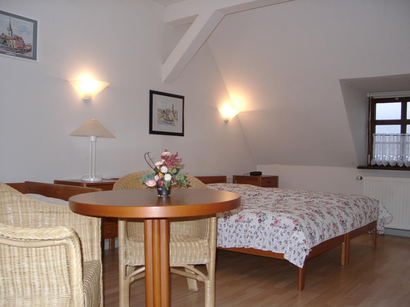 Die Pension & Gasthaus Teichhaus Eschefeld aus Frohburg bietet schöne und geräumige Zimmer an.
