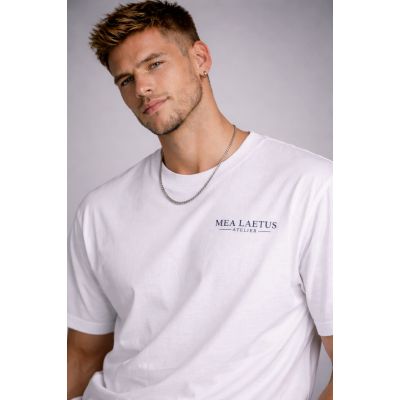 atelier signature tee white model Detailshot