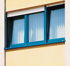 Rolläden und Sonnenschutz komplettieren das Fenster