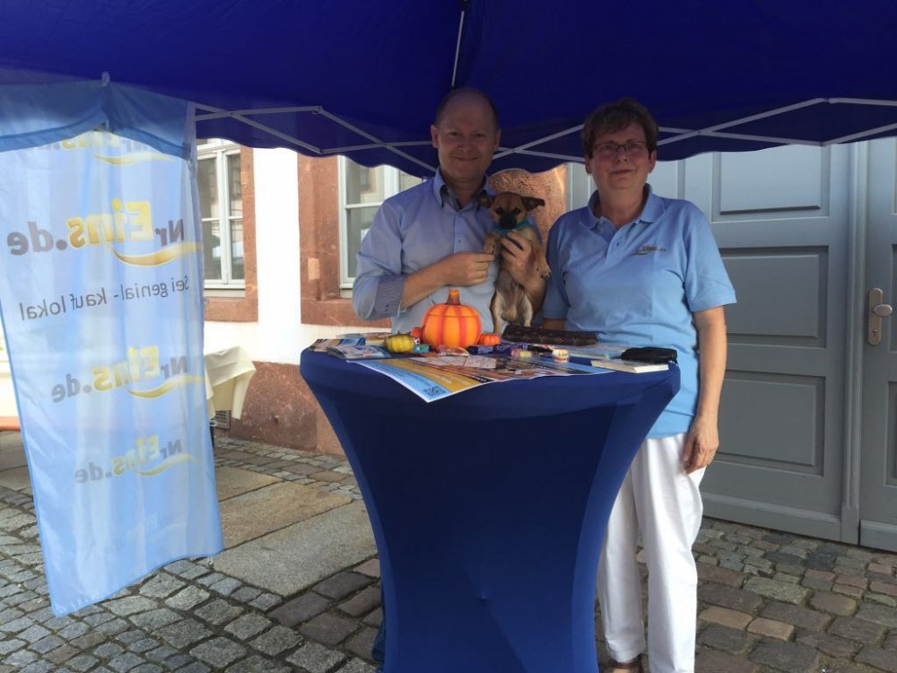 Vorstand Peter Lissek und Kundenbetreuerin Sieglinde Schmidt mit dem Firmenmaskottchen am NrEins.de-Stand.