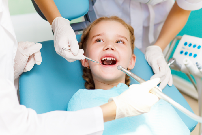 Kinderlächeln beim Zahnarzt MUDr. Heike Fromm