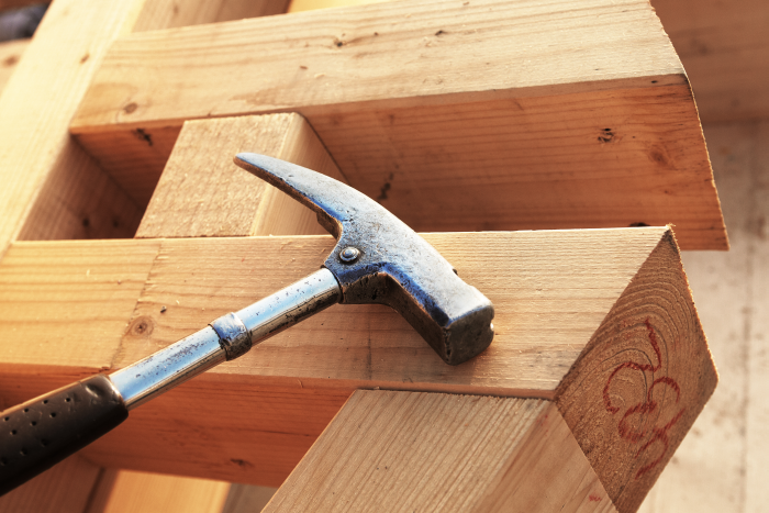 Das wichtiges Werkzeug der Dachdecker Böer & Böer GmbH ist der Zimmermannshammer.