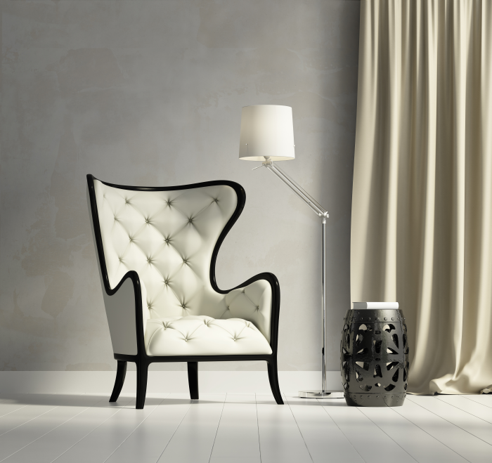 Alter Sessel mit Lampe