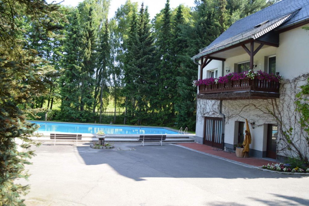 Inklusive Pool für Hotelgäste bei der Lochmühle in Penig.
